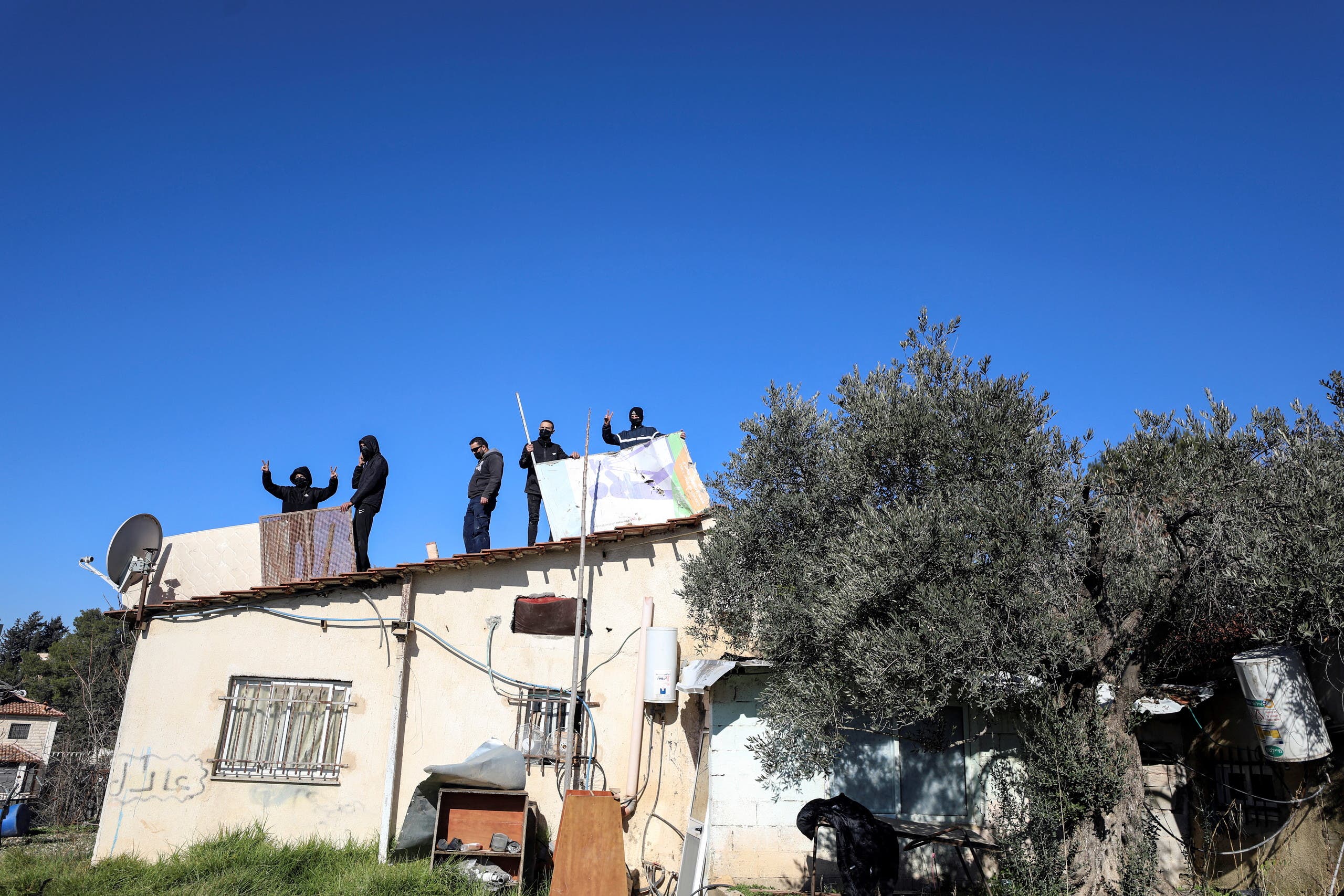 سكان من حي الشيخ جراح صعدوا الاثنين على سطح منزل عائلة صالحية قبل تدميره