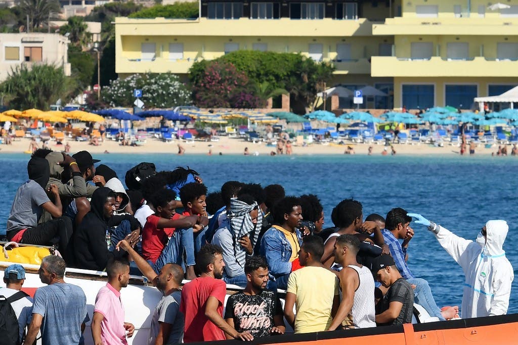 مركب يقل مهاجرين من تونس إلى إيطاليا (أرشيفية-فرانس برس)