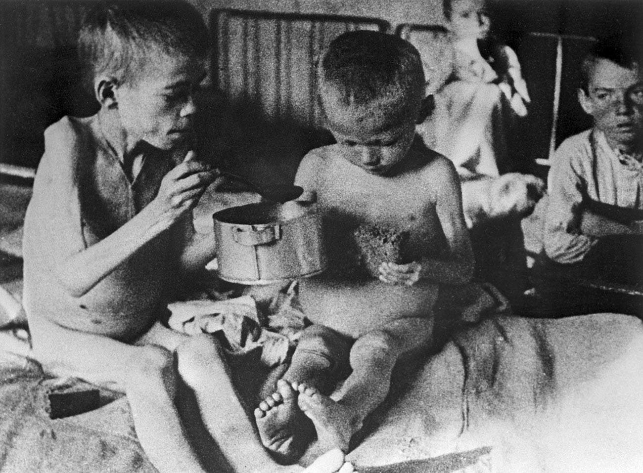 صورة لأطفال ضحايا المجاعة بالإتحاد السوفيتي