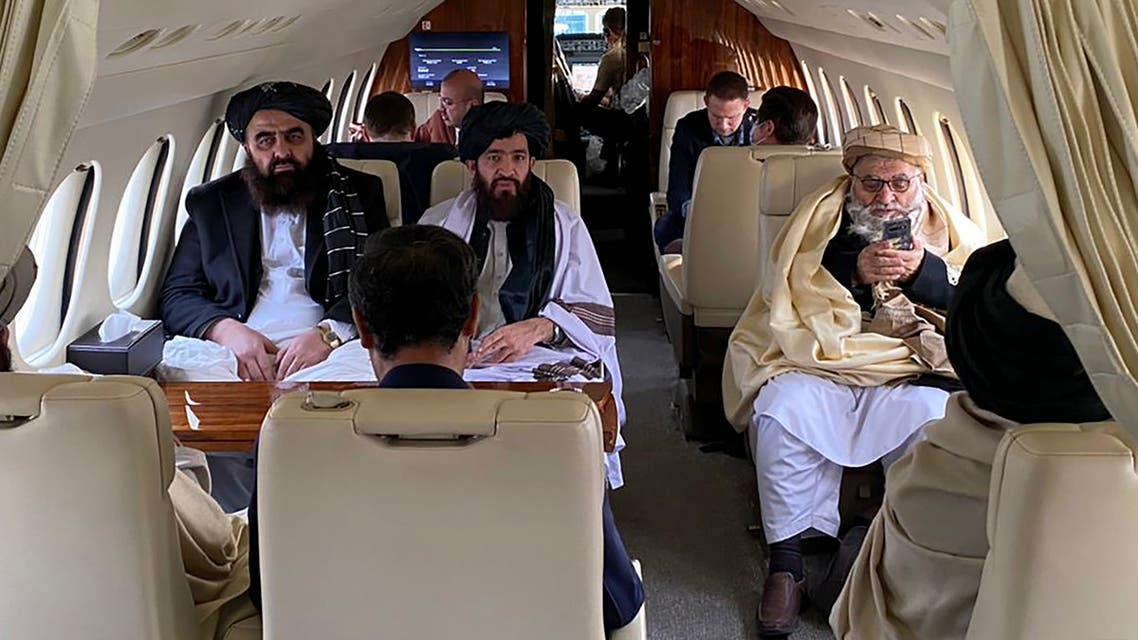 This handout photograph released by the Afghan Taliban and taken on January 22, 2022 shows Afghanistan’s Foreign Minister Amir Khan Muttaqi (L), Taliban spokesman for the Ministry of Foreign affairs, Abdul Qahar Balkhi (C) and delegates sitting on a plane before departing to Oslo, at the Kabul airport in Kabul. (Photo by Afghan Taliban / AFP) / -----EDITORS NOTE --- RESTRICTED TO EDITORIAL USE - MANDATORY CREDIT AFP PHOTO / AFGHAN TALIBAN  - NO MARKETING - NO ADVERTISING CAMPAIGNS - DISTRIBUTED AS A SERVICE TO CLIENTS - -----EDITORS NOTE --- RESTRICTED TO EDITORIAL USE - MANDATORY CREDIT AFP PHOTO / Afghan Taliban  - NO MARKETING - NO ADVERTISING CAMPAIGNS - DISTRIBUTED AS A SERVICE TO CLIENTS