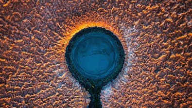  سعودی فوٹوگرافر ربع خالی کے بیچ گندھک کی جھیلوں کے راز جاننے کا خواہاں  