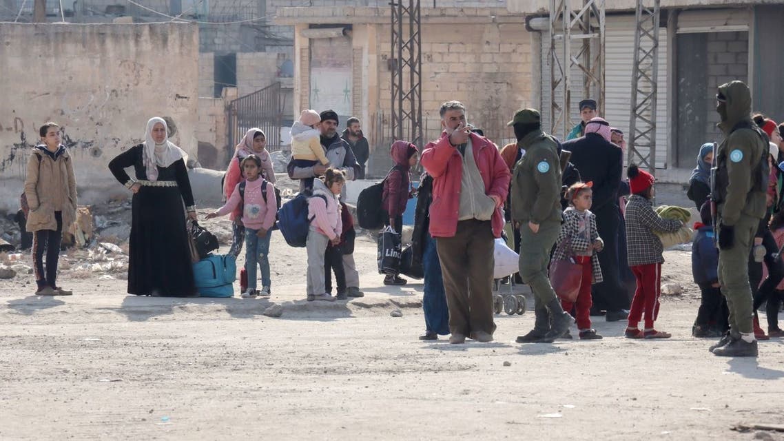 Members of the Kurdish Internal Security Police Force, also known as Asayesh, help Syrians fleeing their homes in the Ghwayran neighbourhood in the northern city of Hasakeh on January 22, 2022, on the third day of fighting between the Islamic State (IS) group and Kurdish forces in Syria after IS attacked a prison housing jihadists in the area. The assault has claimed over 70 lives, a monitor said, and is one of IS's most significant since its caliphate was declared defeated in Syria nearly three years ago. (Photo by AFP)