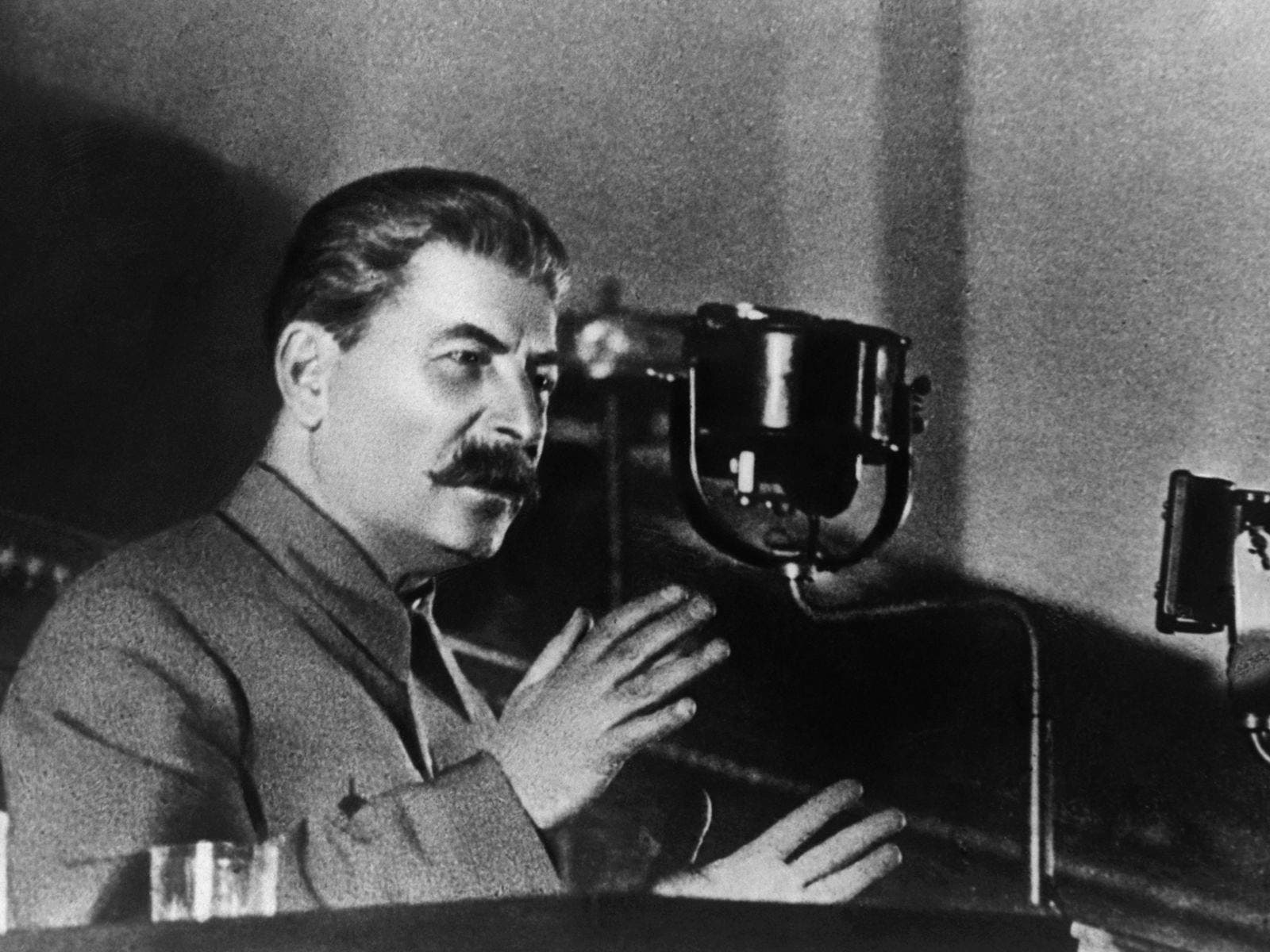 ستالين اثناء القائه لأحد الخطابات