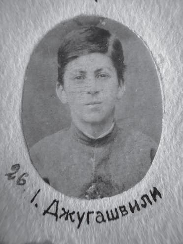 صورة لستالين التقطت عام 1893 أثناء دراسته بالمدرسة الدينية بغوري بجورجيا
