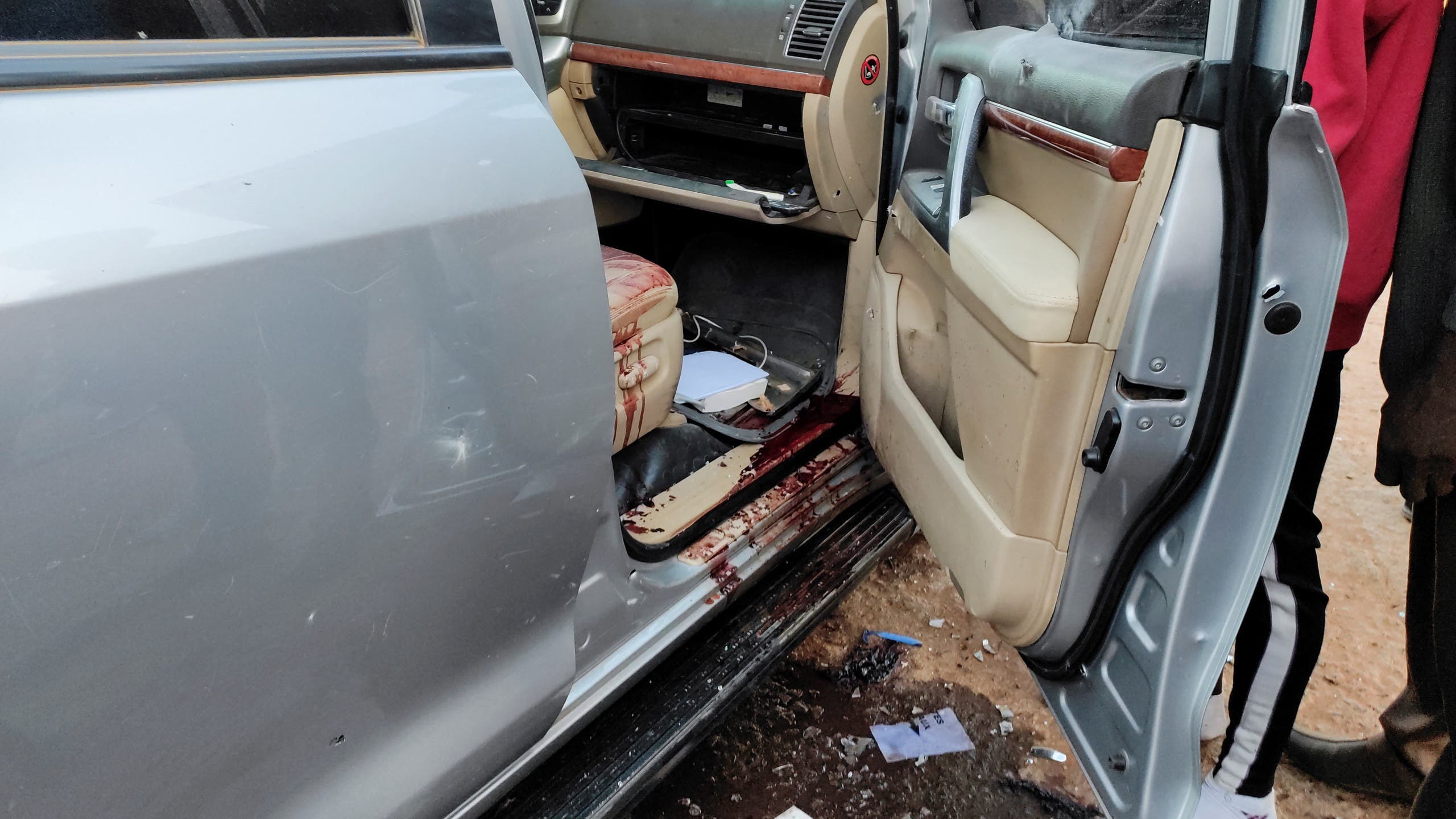  عربات تابعة للرئاسة ملطخة بالدماء  قرب مقر إقامة الرئيس