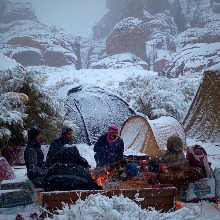 مصور سعودي يرصد بعدسته أجواء الثلوج على سلاسل جبال مدين