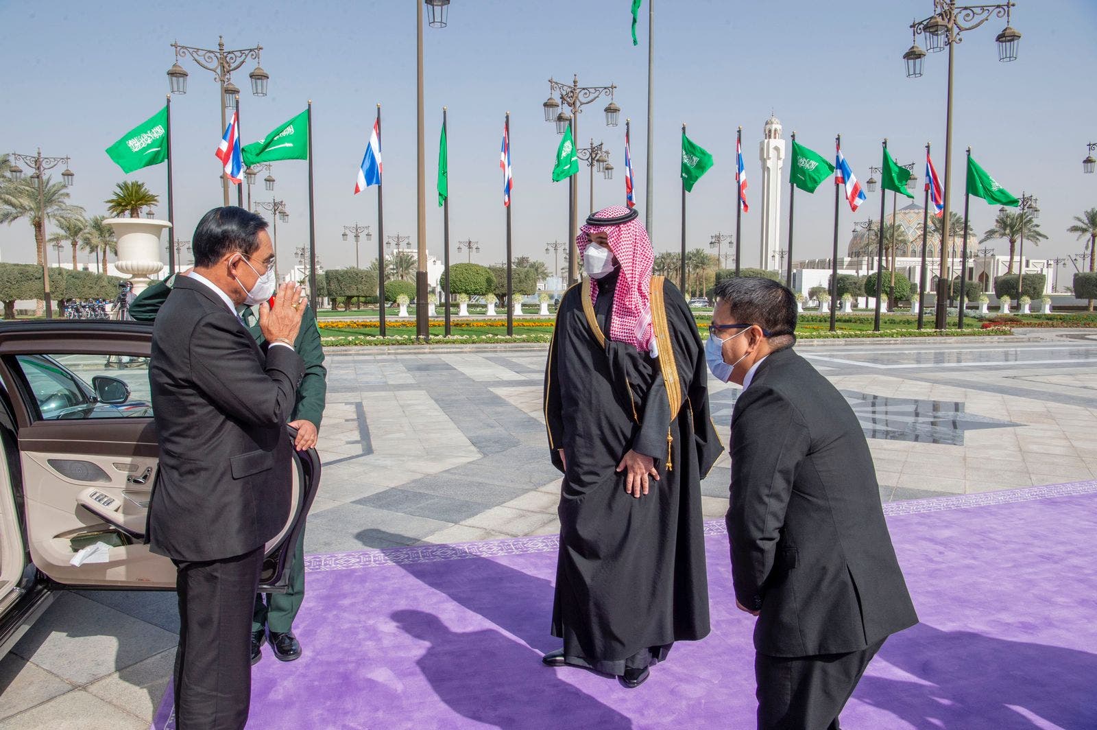 Saudi Arabia’s Crown Prince Mohammed bin Salman receives Thailand’s Prime Minister, Prayut Chan-o-cha, in Riyadh on January 25, 2022, as first official talks after 30 years get underway. (SPA)