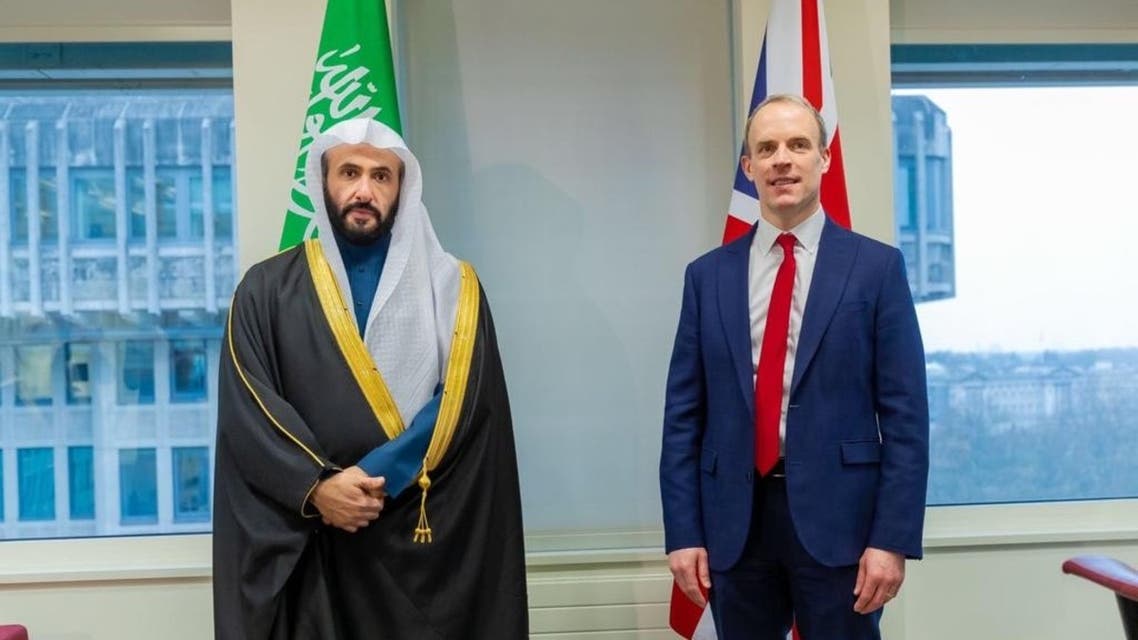 وزير العدل السعودي مع نظيره البريطاني  .