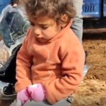 لم تنطق حرفاً وعرفها العالم.. مأساة طفلة سورية تتجمد