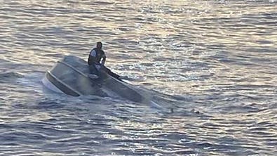ناج وحيد تشبث بقارب مقلوب.. فقدان 39 شخصا قبالة فلوريدا