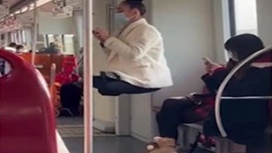 ٹرین کی چھت سے بالوں سے لٹکتی لڑکی کی ویڈیو، حقیقت کیا ہے؟
