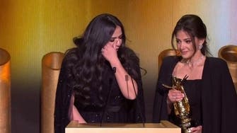 شاهد.. إيمي ودنيا غانم تنهاران على مسرح  Joy Awards بالرياض