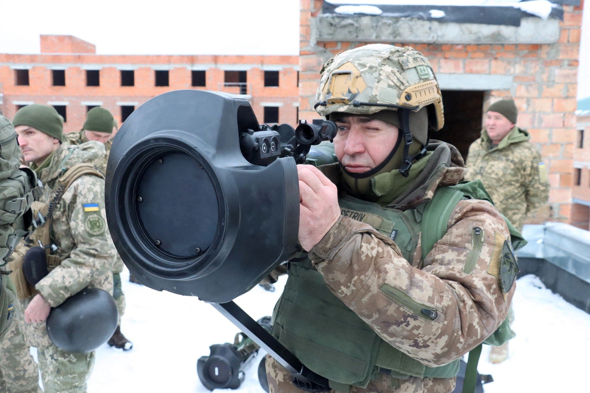 A Ukrainian service member points a next generation light anti-tank weapon (NLAW), supplied by Britain amid tensions between Russia and the West over Ukraine, during drills in the Lviv region, Ukraine. (File photo: Reuters)