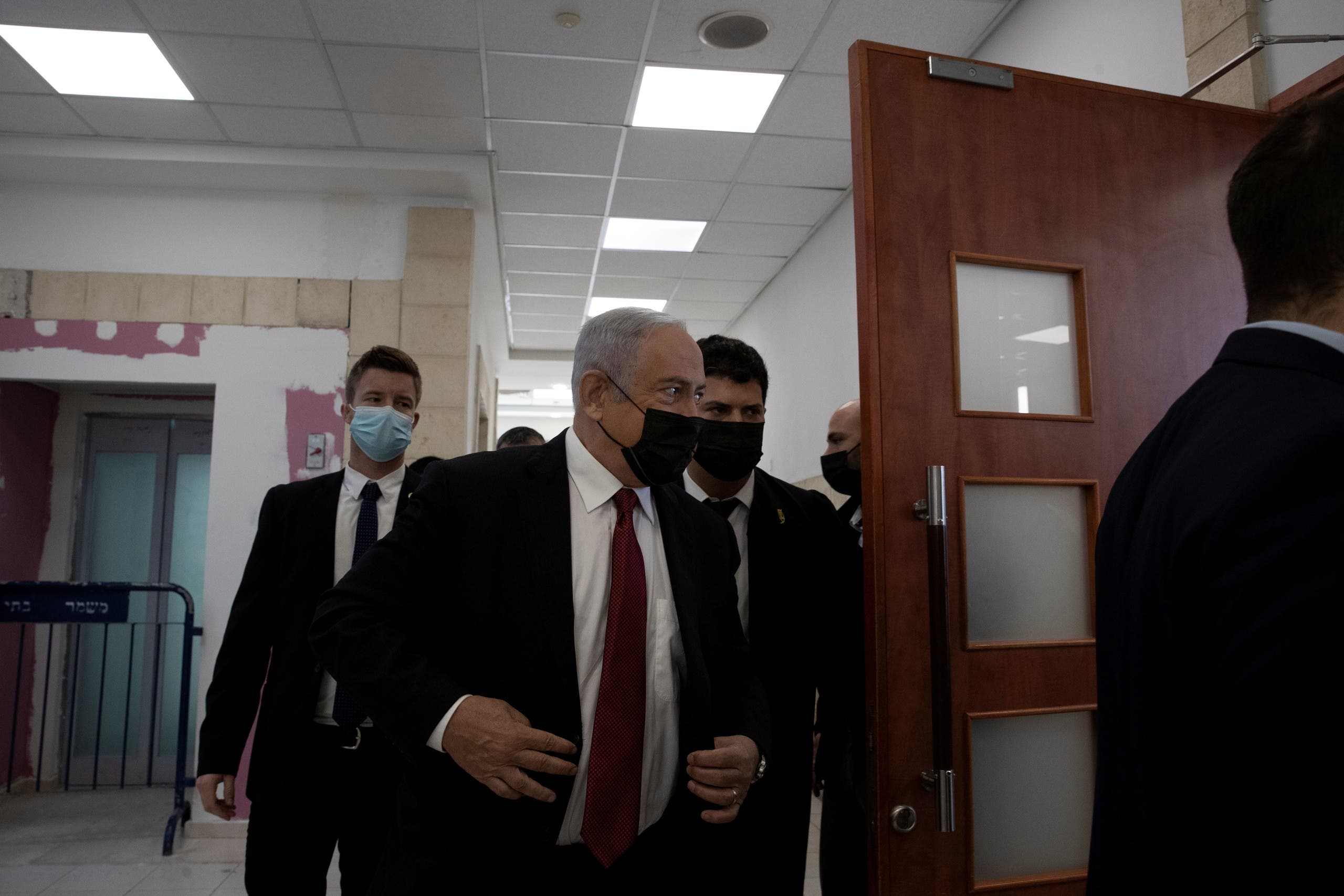 نتنياهو يصل المحكمة في نوفمبر الماضي في إحدى جلسات محاكمته بقضية فساد