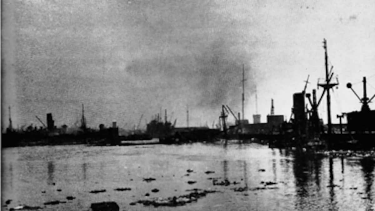 صورة للخراب الذي لحق بالميناء عام 1944