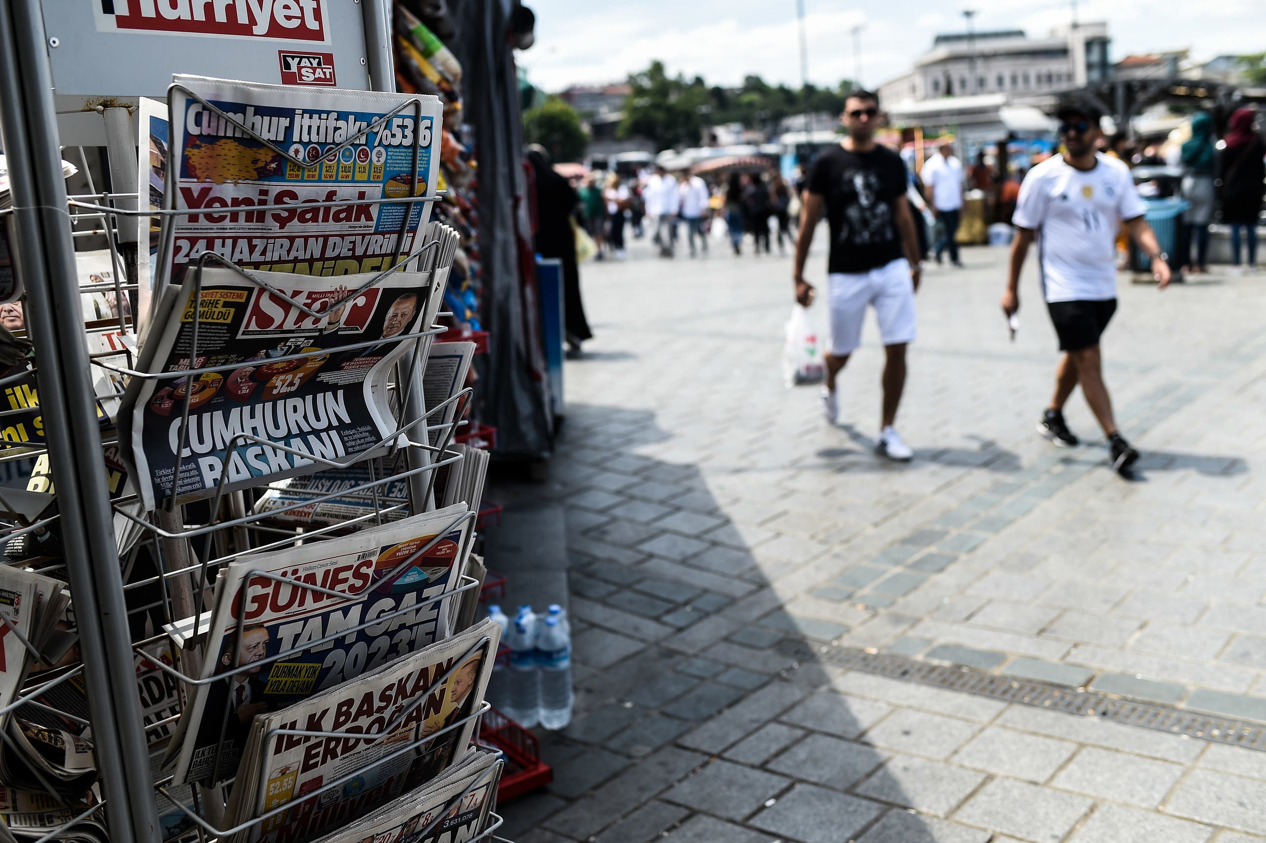 صحف في أحد الأكشاك في اسكنبول (تعبيرية)