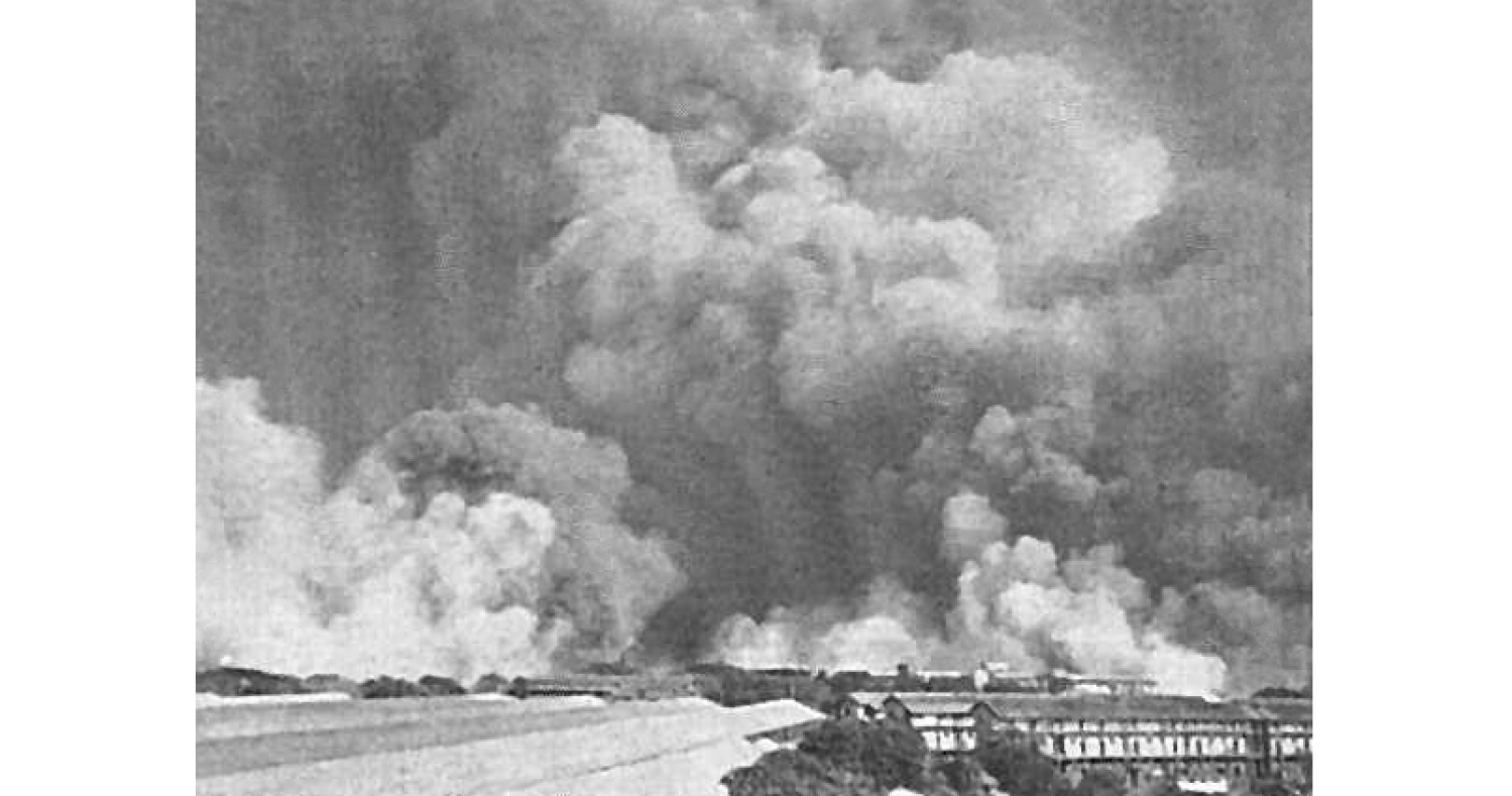 صورة للدخان المتصاعد من ميناء مومباي بانفجار عام 1944