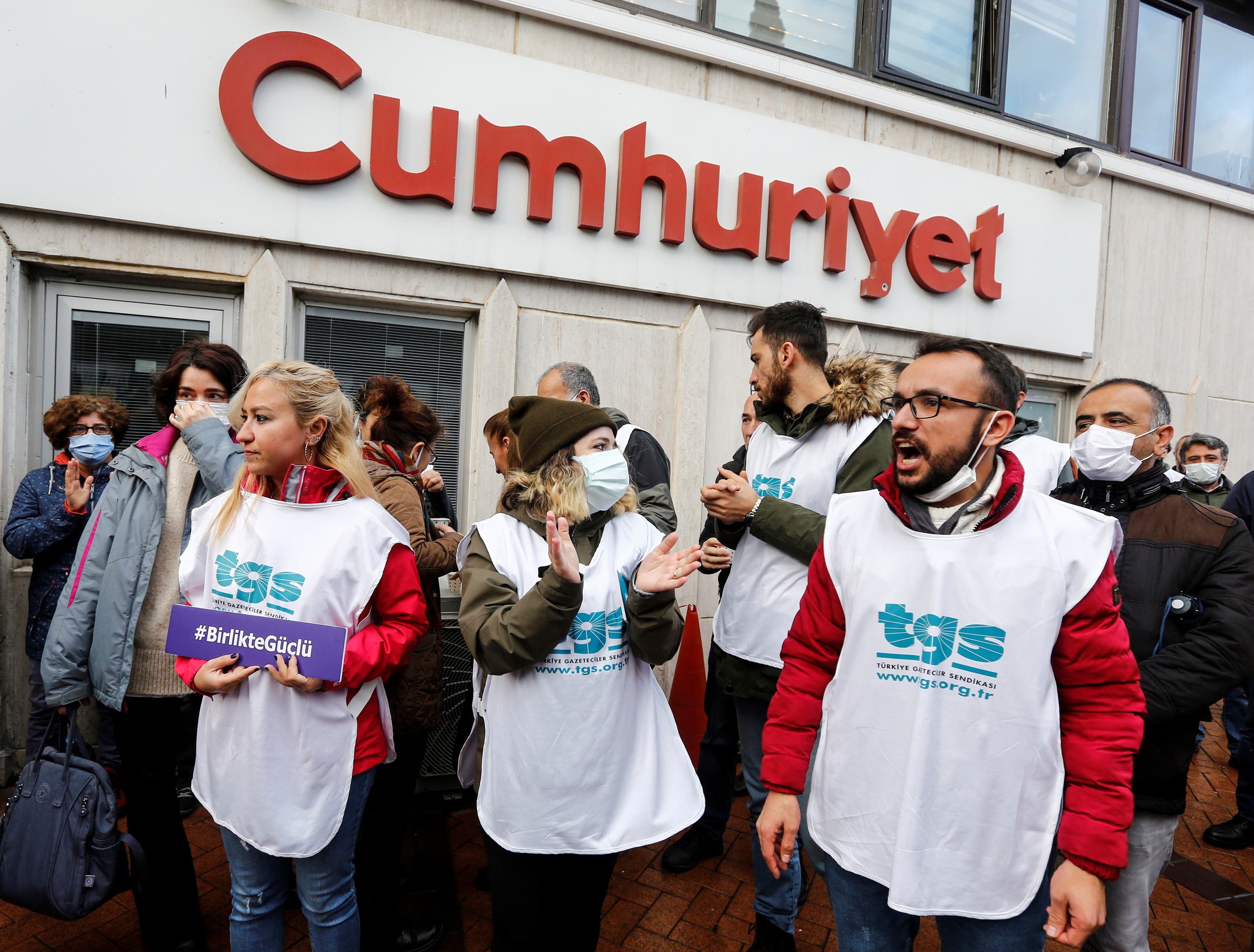 احتجاج لموضظفين في صحفية جمهورية التركية في نوفمبر الماضي بعض طرد زملاء لهم