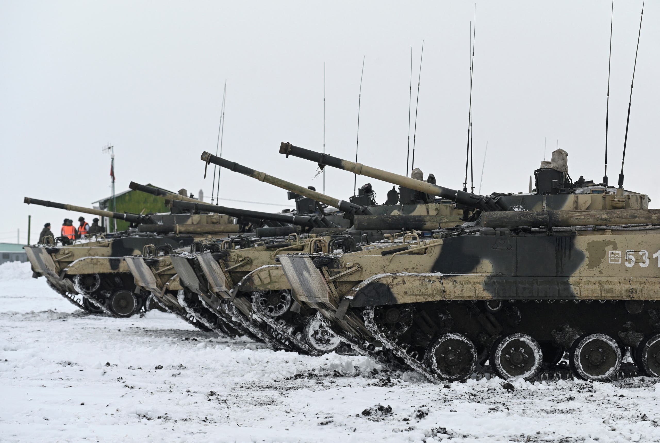 دبابات روسية على الحدود الأوكرانية (رويترز)