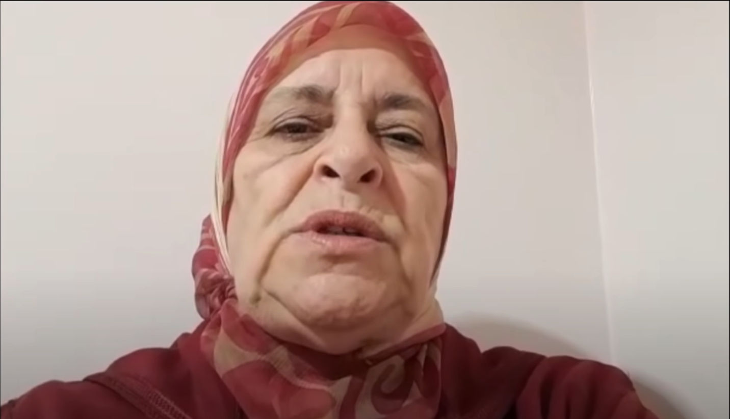 والدة الشاب خلال حديثها مع اليوتيوبر صفاء في 20 يناير