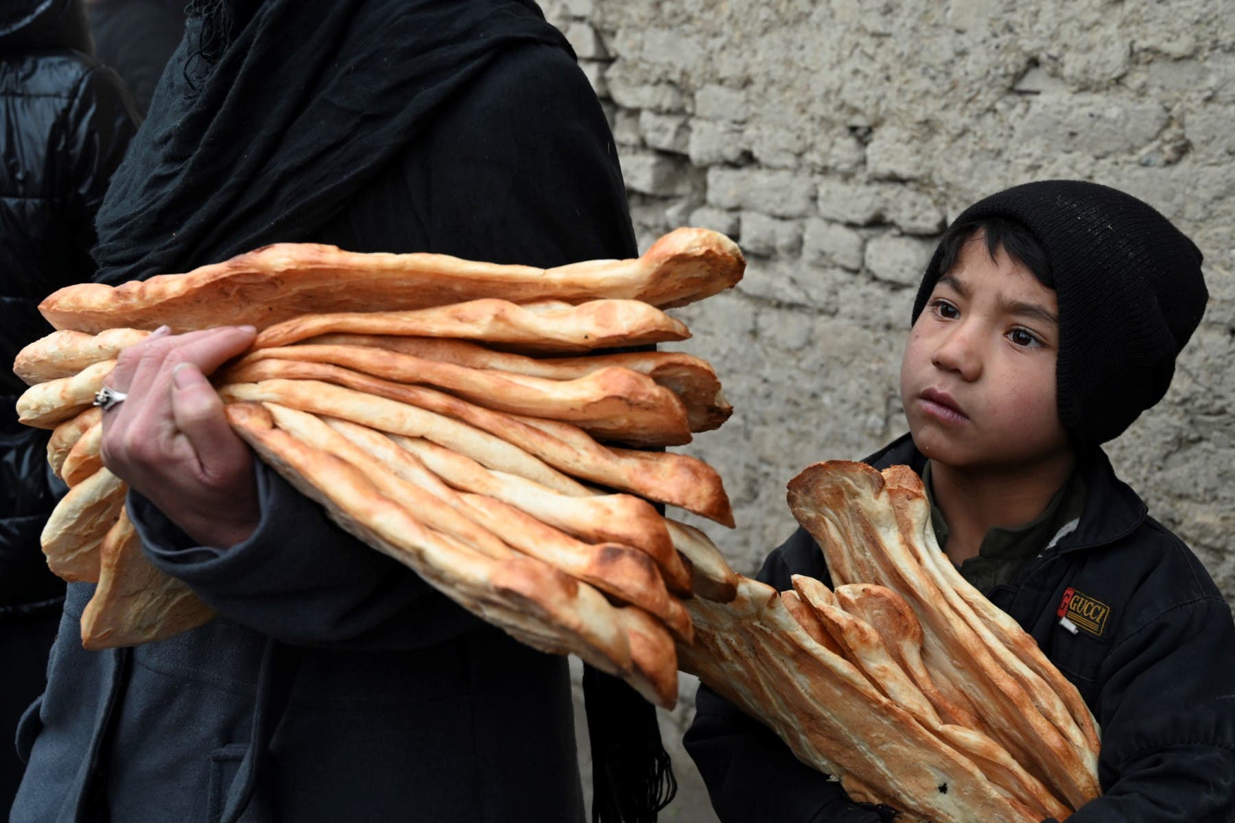 طفل أفغاني يشتري الخبز (فرانس برس)
