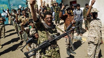 قيادي حوثي يعدم 3 "مهمشين" رفضوا التسلل لمواقع الجيش اليمني