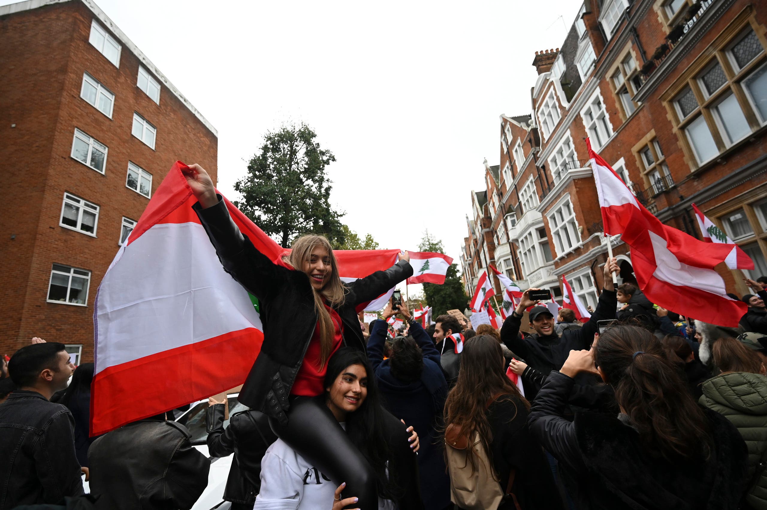مغتربون لبنانيون في محيط السفارة في لبنان خلال تظاهرات أكتوبر 2019