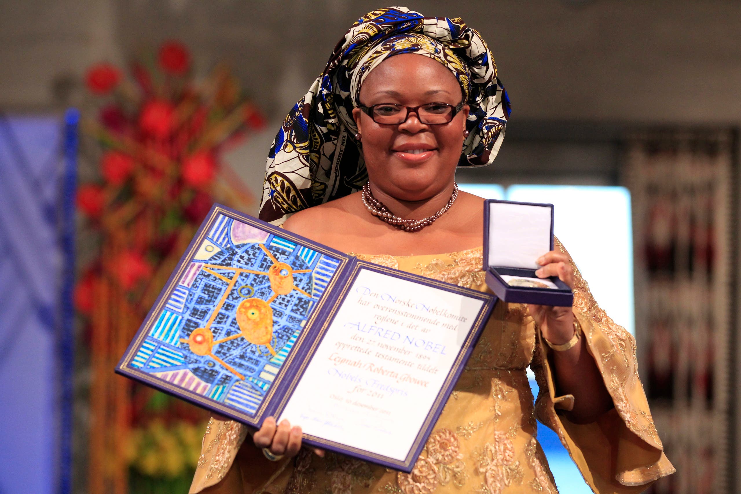 Nobel Peace Prize winner, Liberian peace activist Leymah Gbowee, poses with her award at the award ceremony in Oslo, December 10, 2011. (File photo: Reuters)