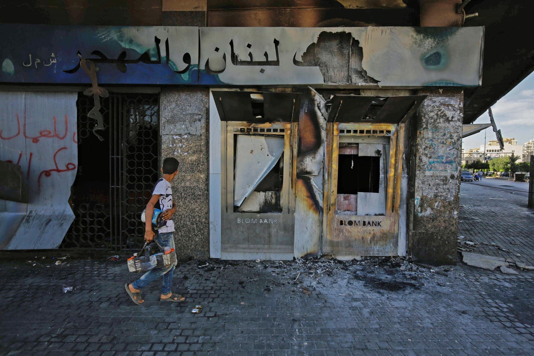 نقمة في لبنان على المصارف التي احتجزت أموال المودعين (الصورة أرشيفية من فرانس برس)