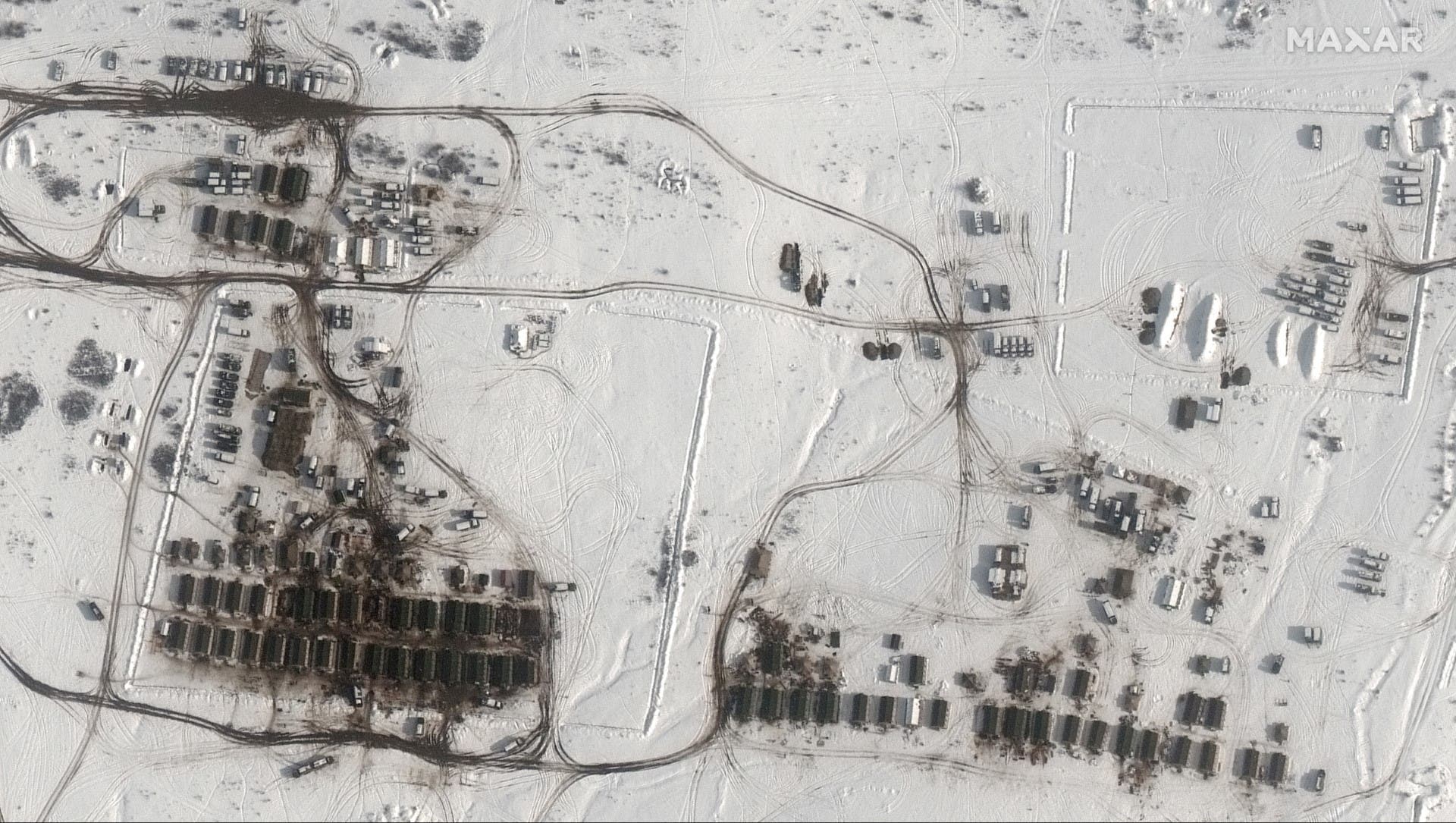 صورة مأخوذة بواسطة الأقمار الصناعية تظهر مجموعات قتالية روسية وخيام في شبه جزيرة القرم