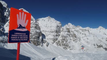  An avalanche warning sign is seen next to the slope at Schlick 2000 ski resort near Neustift im Stubaital, Austria February 6 2020. (File Photo: Reuters)