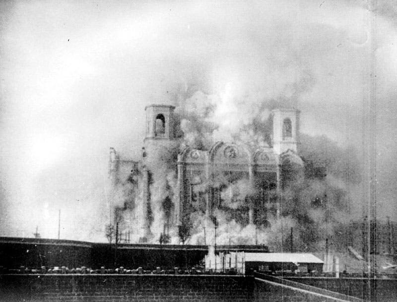 صورة لعملية تفجير كاتدرائية المسيح المخلص على يد السوفييت