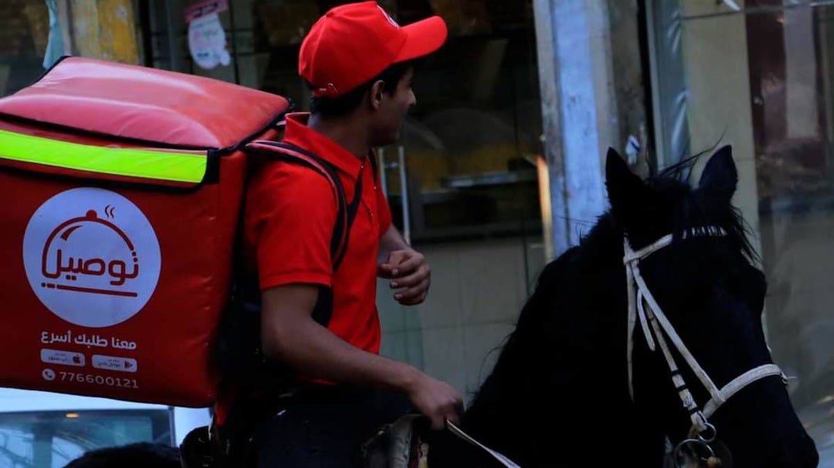 طلبات الطعام بصنعاء.. تحملها الخيول إلى المنازل