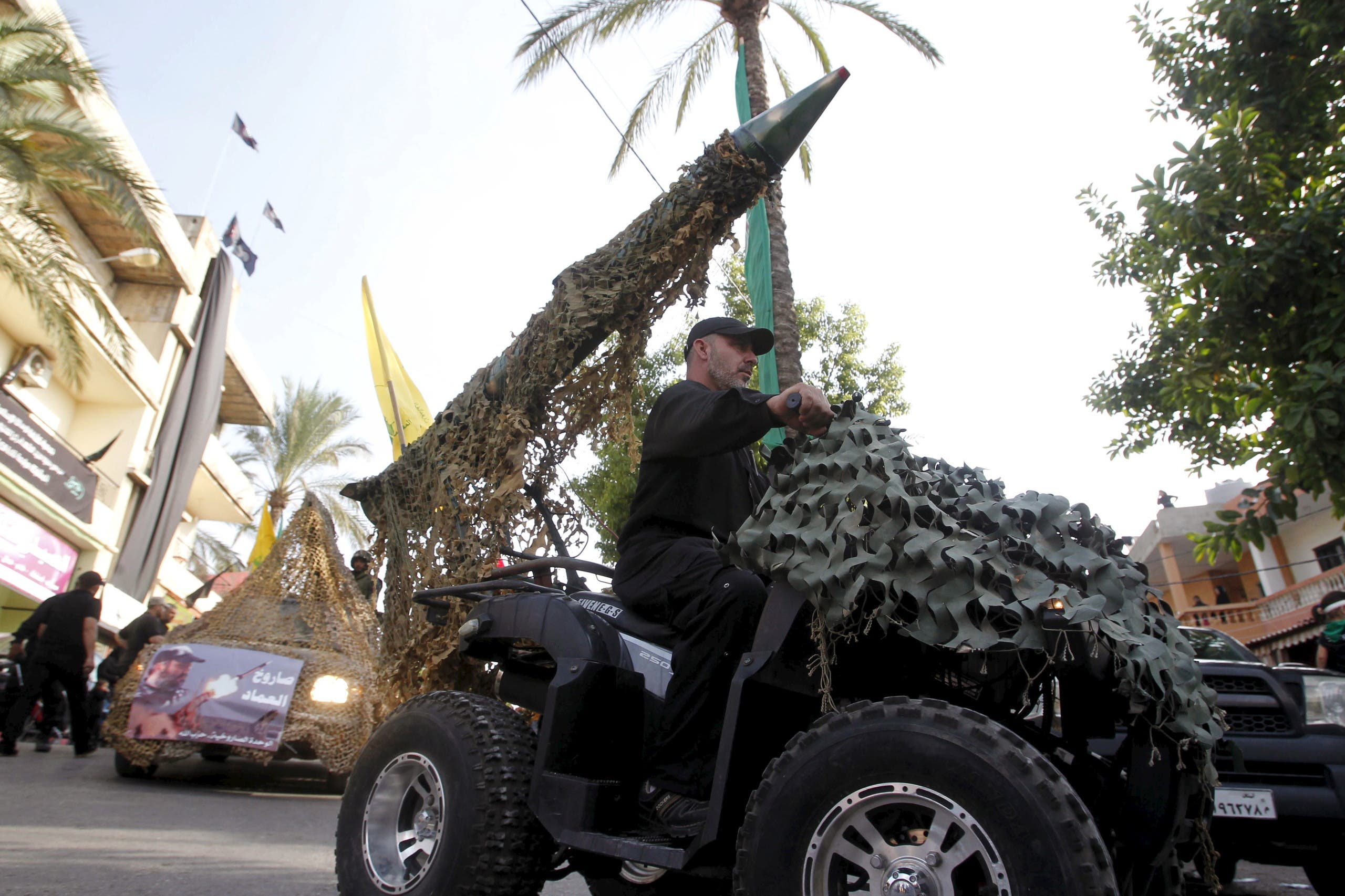 حزب الله يستعرض صواريخ خلال عرض في جنوب لبنان في 2015