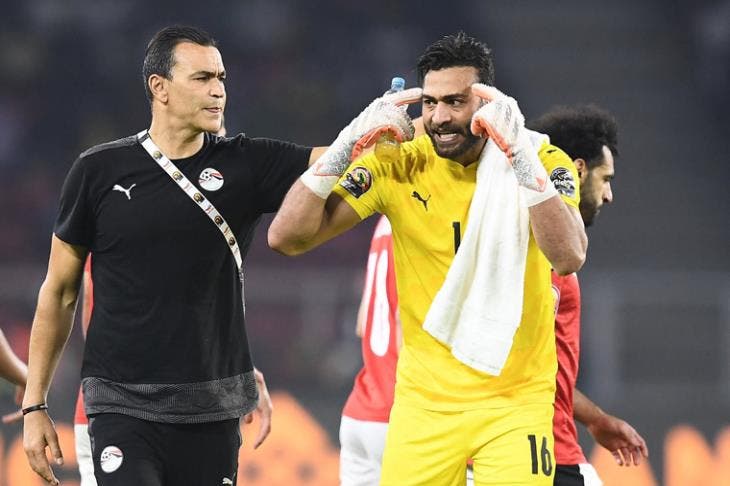 Egyptian national team goalkeeper Abu Jabal, next to him, goalkeeper coach Essam El-Hadary, and Mohamed Salah in the back