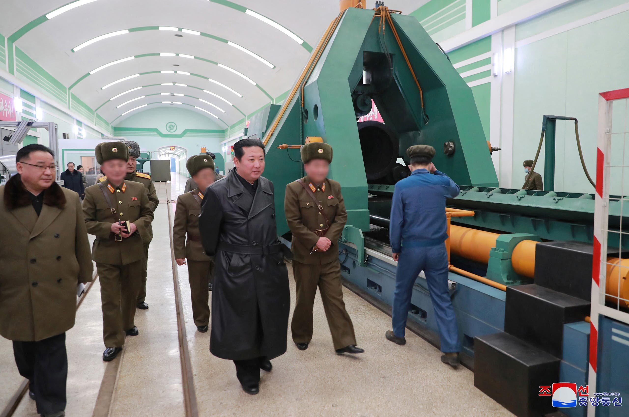 زعيم كوريا الشمالية كيم جونغ اون يزور معمل أسلحة في يناير الماضي