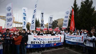 "نريد العيش بشكل إنساني".. موظفو الصحة في تركيا يحتجون