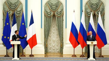 الرئيسان الفرنسي إيمانويل ماكرون والروسي فلاديمير بوتين في موسكو أمس (فرانس برس)