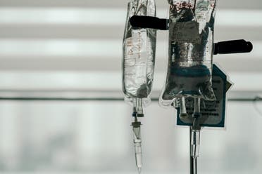 IV bag hanging in a hospital. (Unsplash, Insung Yoon)