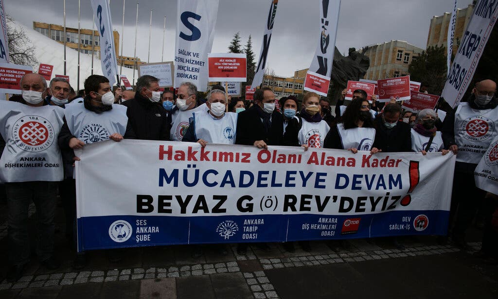 احتجاجات موظفي الصحة الأتراك يوم 8 فبراير (أ ب)