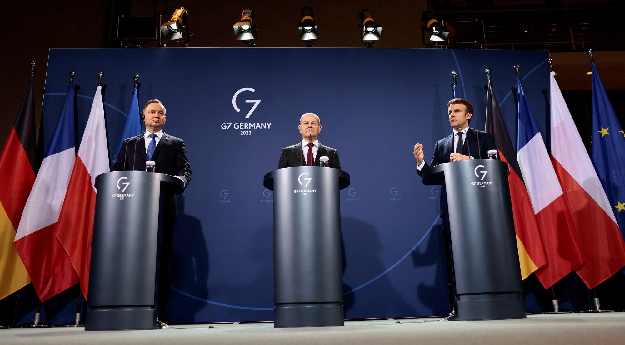 من اليمين: الرئيس الفرنسي والمستشار الألماني والرئيس البولندي (فرانس برس)
