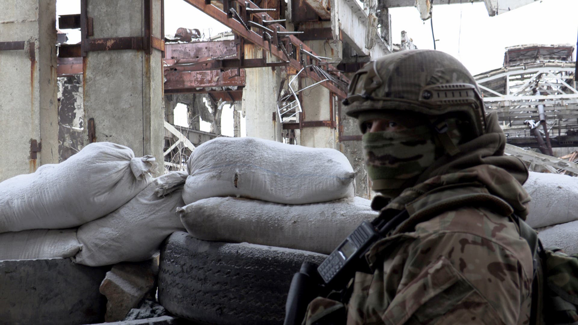 جندي من القوات العسكرية الأوكرانية في بلدة أفديكفا (فرانس برس)