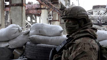 جندي من القوات العسكرية الأوكرانية في بلدة أفدييفكا (فرانس برس)