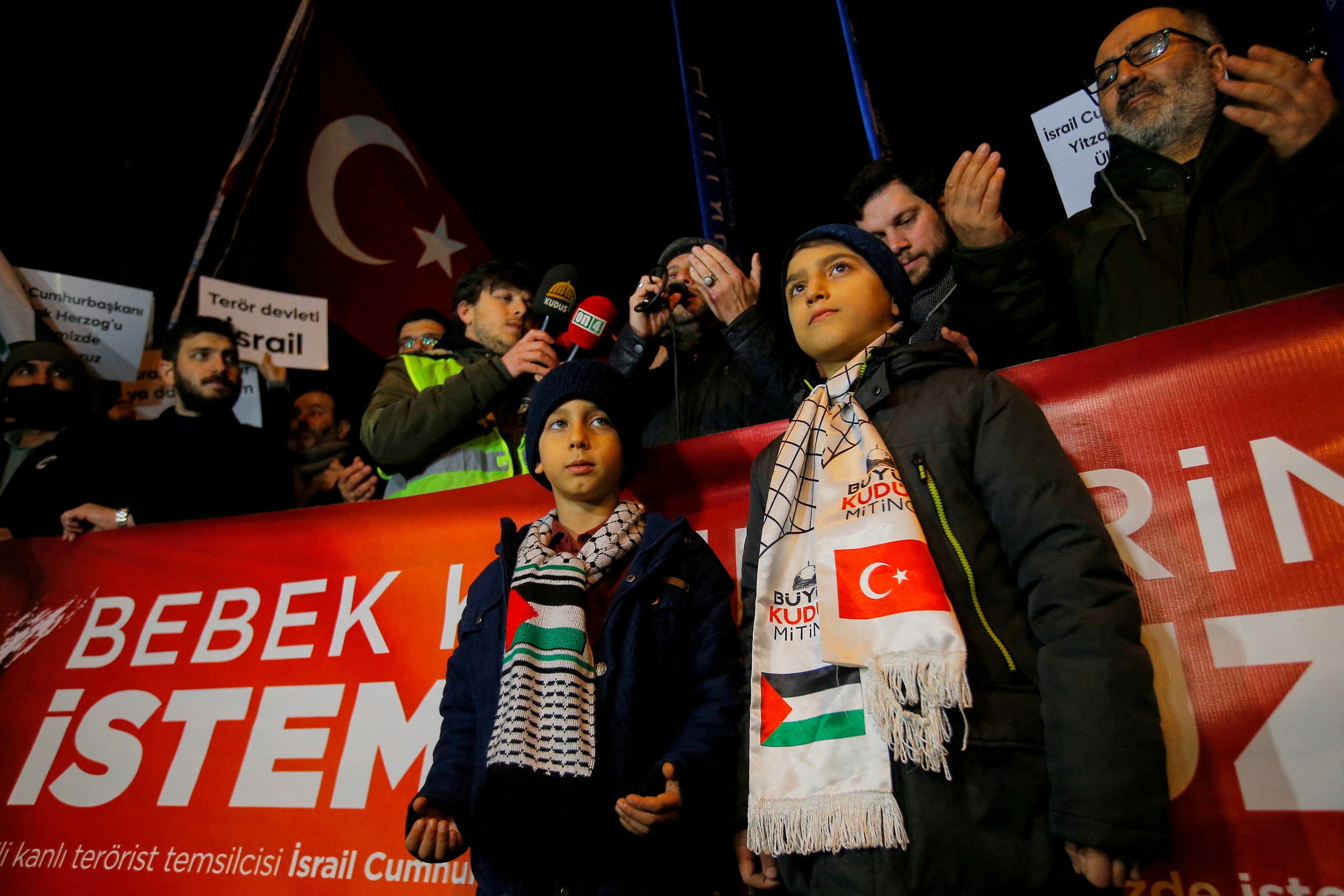 مظاهرة خارج القنصلية الإسرائيلية في اسطنبول في يناير الماضي احتجاجاً على زيارة هرتزوغ 