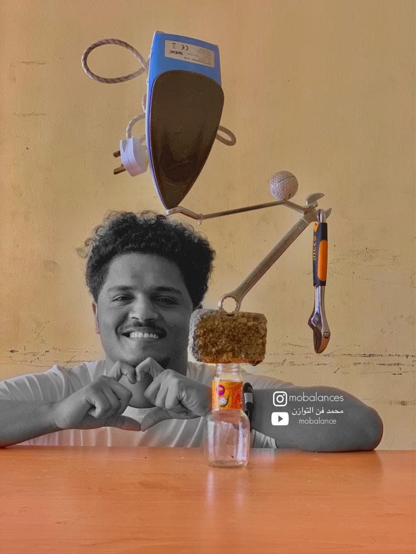 محمد مع أحد أعماله في فن التوازن