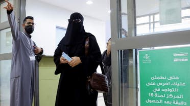 A volunteer guides citizens arriving for vaccination against the coronavirus disease (COVID-19) at Prince Sultan Complex Health Center, in Riyadh, Saudi Arabia, January 13, 2022. (Reuters)