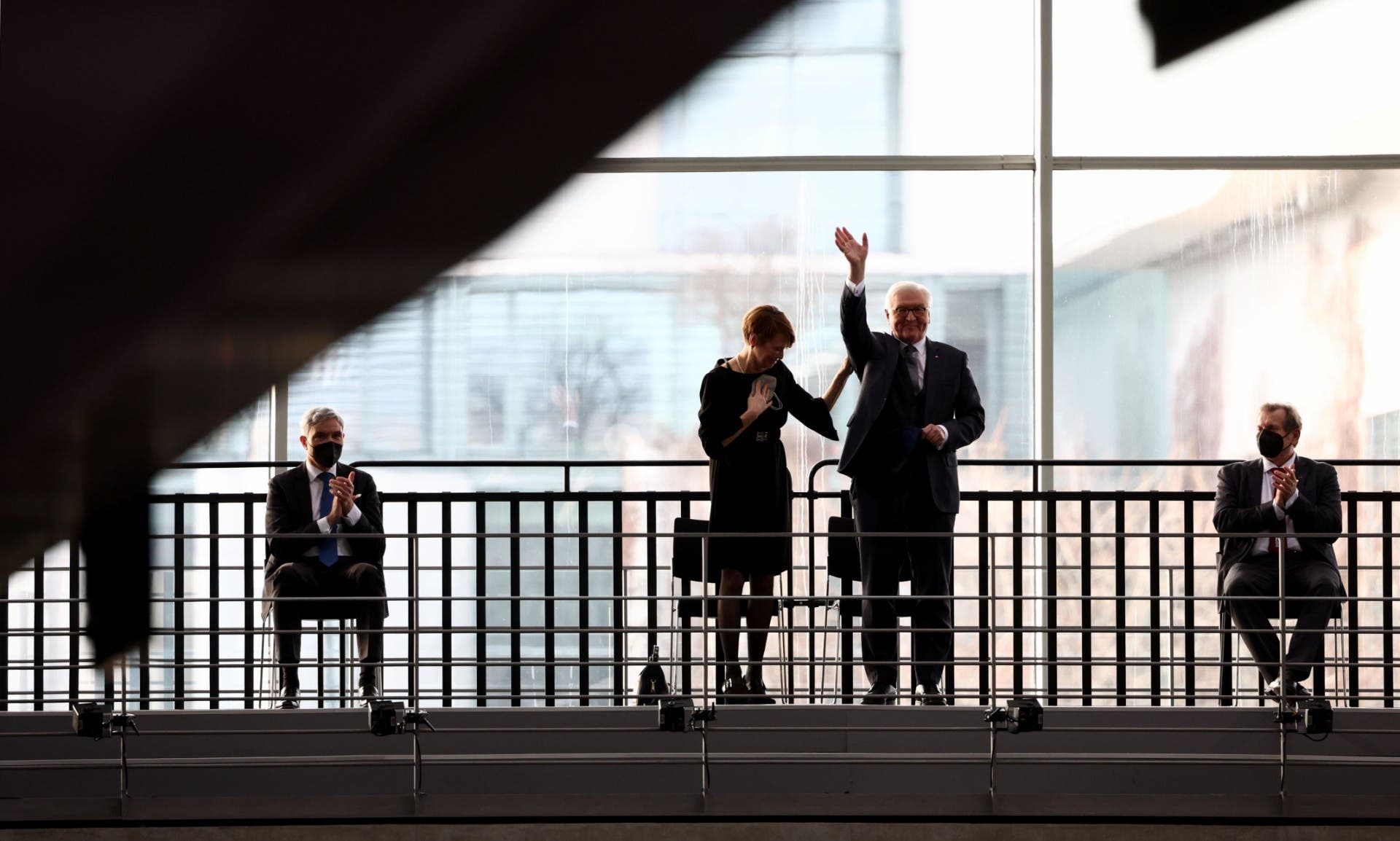  الرئيس الألماني فرانك فالتر شتاينماير وزوجته يلوح للحاضرين بعد الاعلان عن اعادة انتخابه - فرانس برس