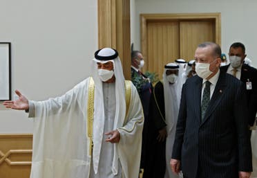 محمد بن زايد خلال استقبال الرئيس التركي (أ ف ب)