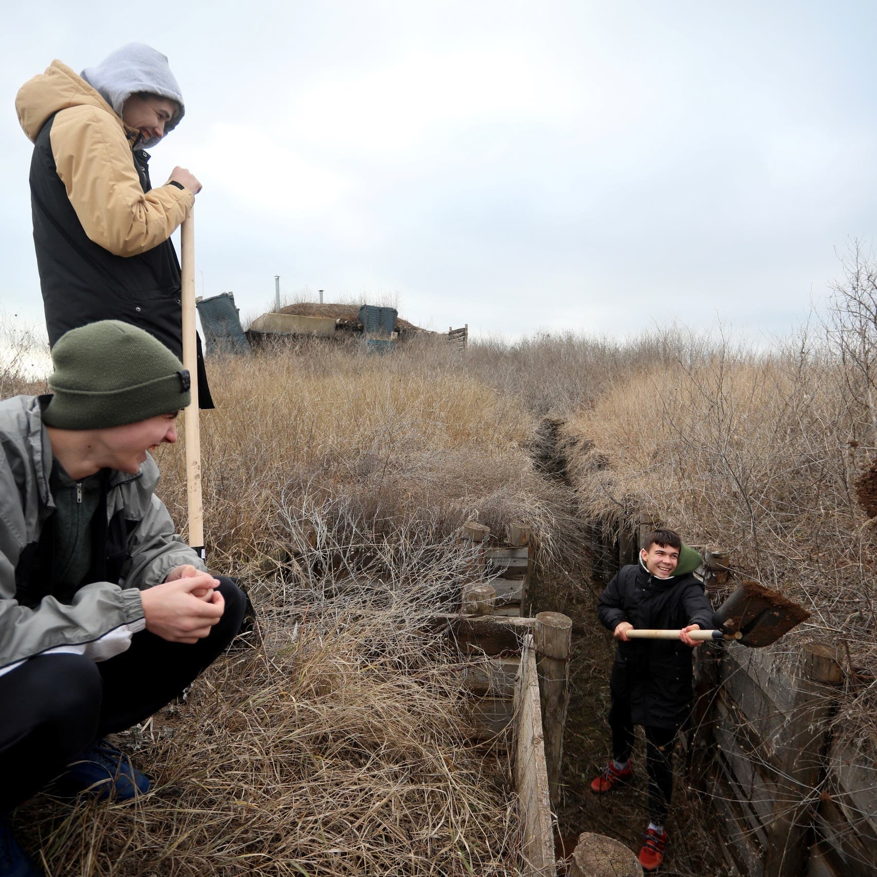 خوفاً من غزو روسي.. مراهقون أوكرانيون يحفرون الخنادق