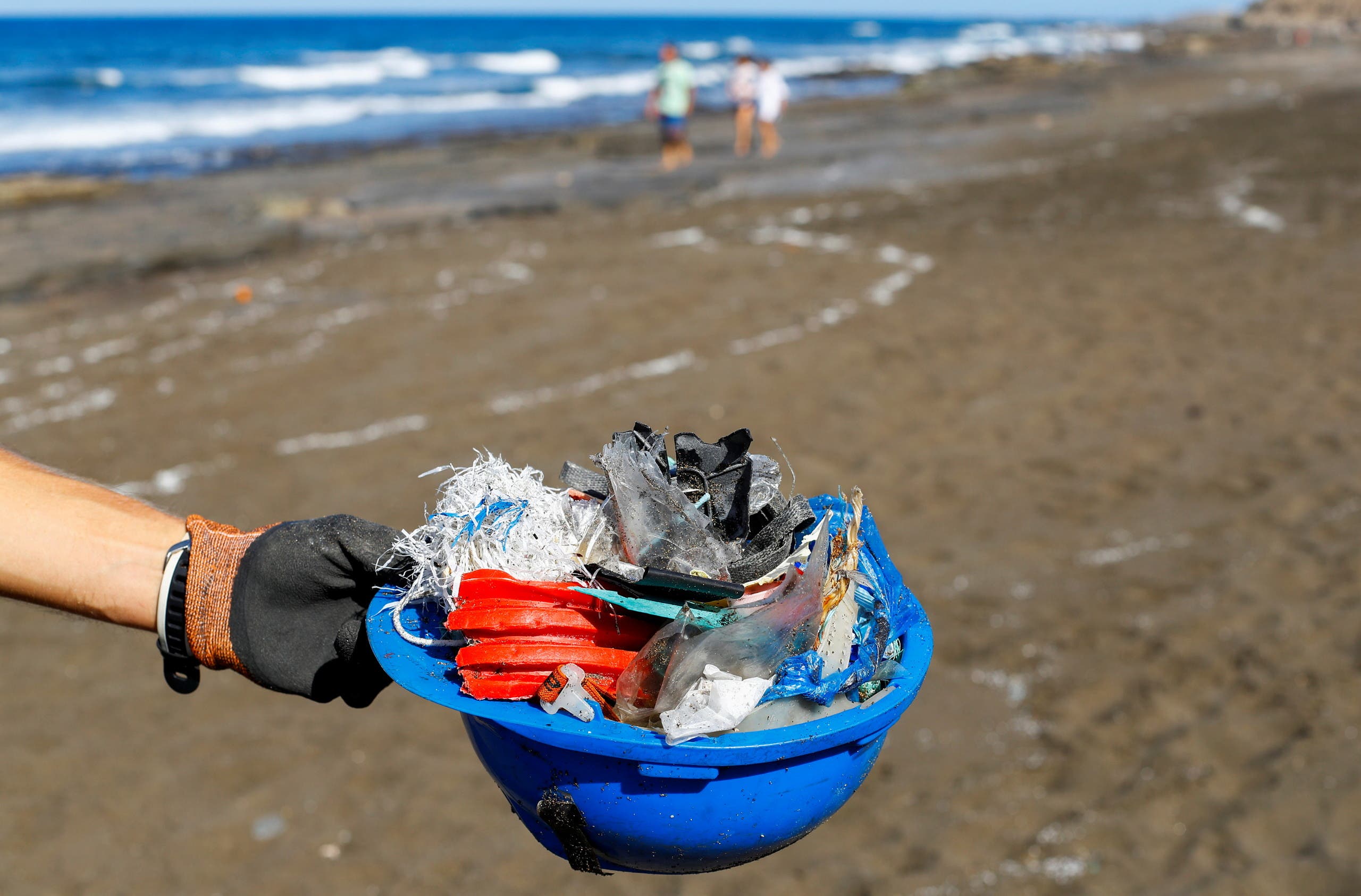 نفايات بلاستيكية تغزو شواطئ إسبانيا